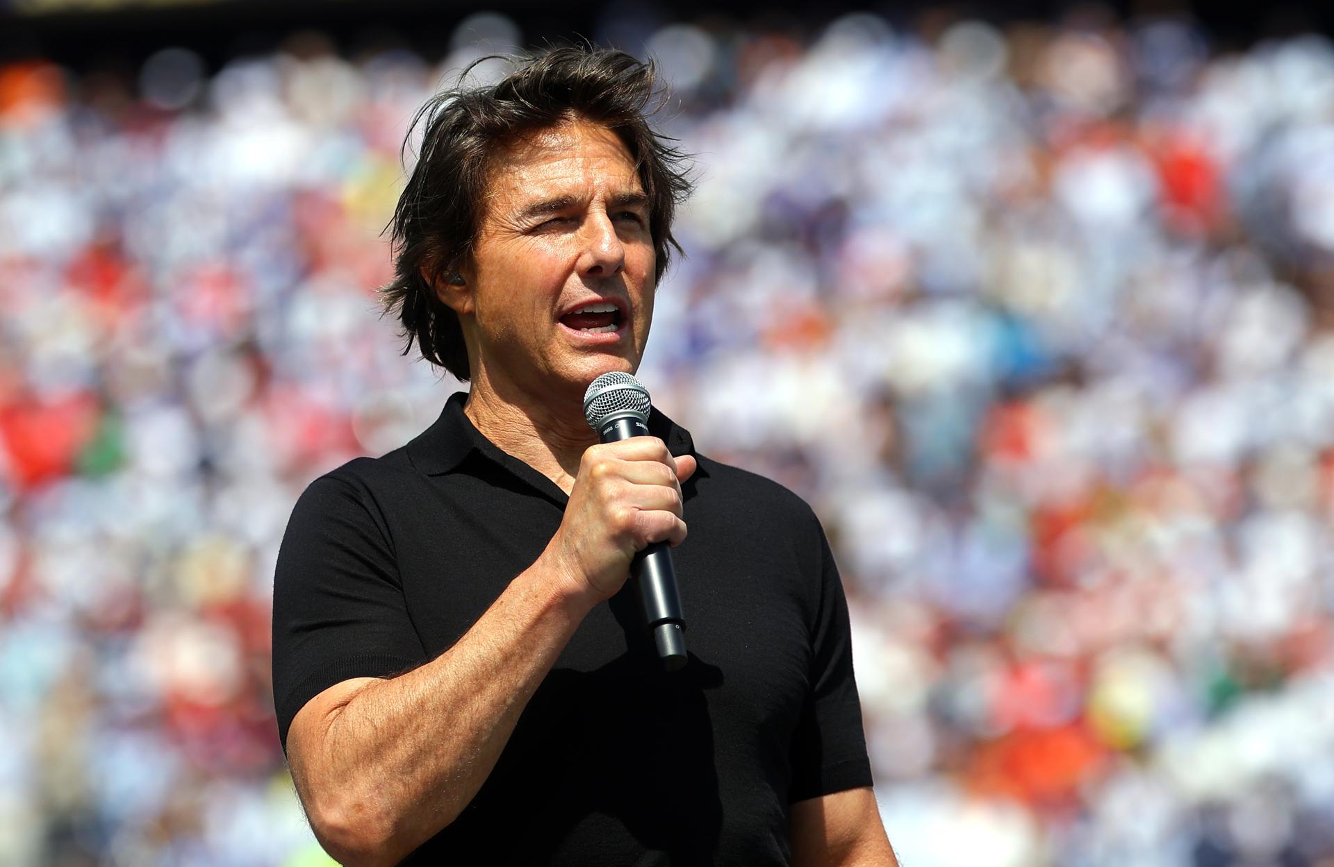 Tom Cruise y Robbie Williams calientan la final del Mundial