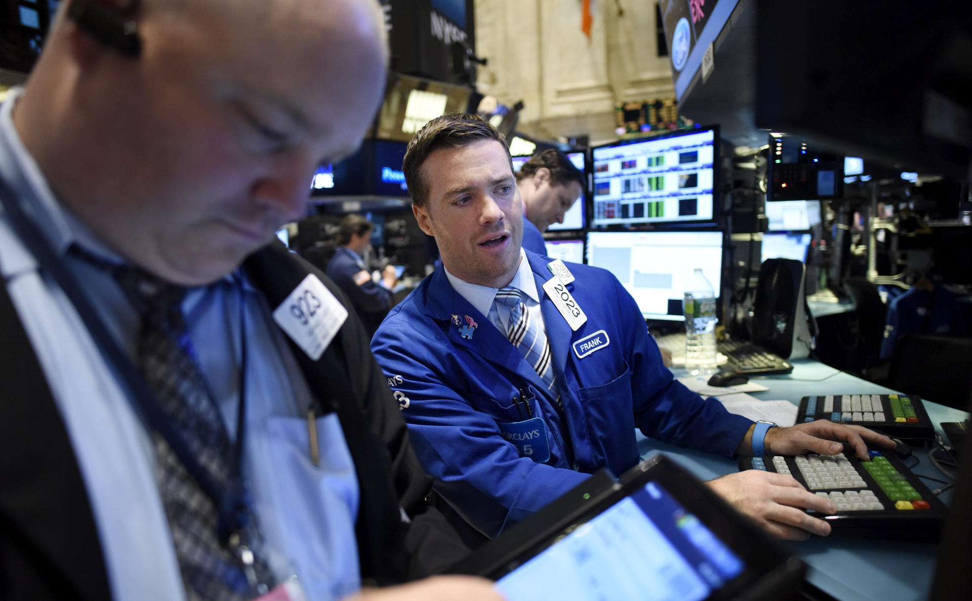 Wall Street cierra en rojo, lastrado por tensión en Oriente Medio y repunte del petróleo