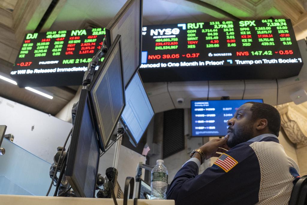 Wall Street cierra en mixto, pendiente de caída en petróleo y resultados de tecnológicas