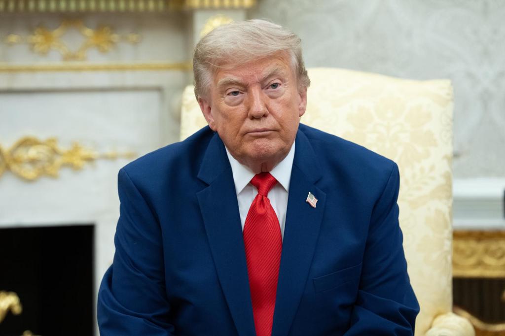 Trump impone aranceles de entre el 10 % y el 12,5 % a 60 economías