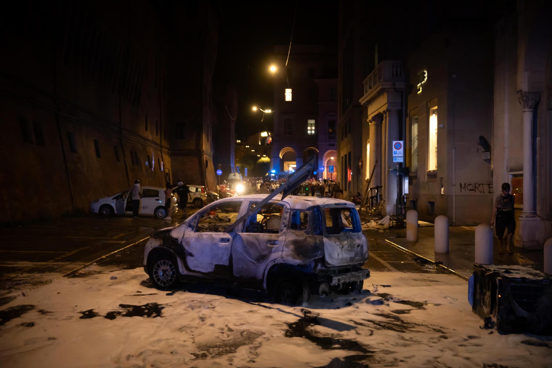 Indignación y disturbios en Italia por la muerte de un hombre mientras estaba esposado