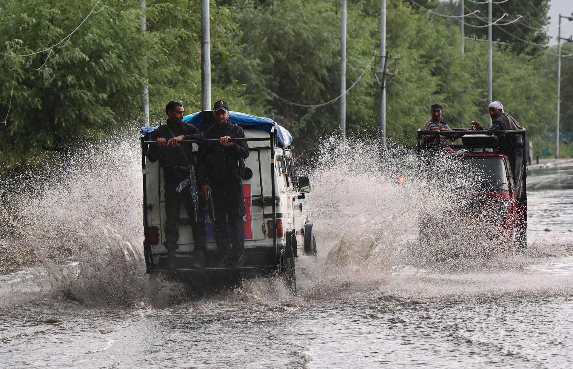 Al menos diez muertos y varios desaparecidos por inundaciones en la Cachemira india