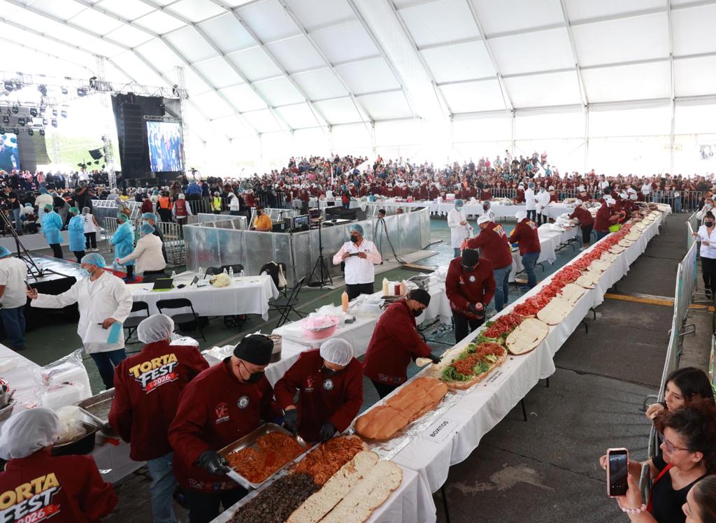 Una torta de 1,5 toneladas conquista un récord Guinness en México