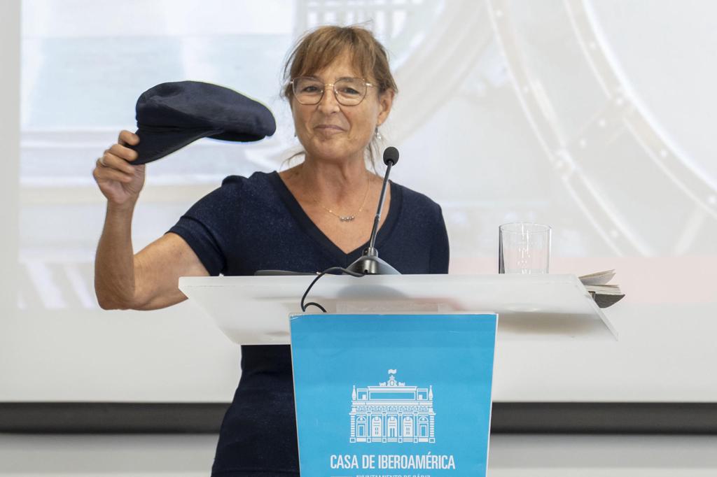 La gorra de Fernando Quiñones, en la urna que guardará su legado en la Caja de las Letras