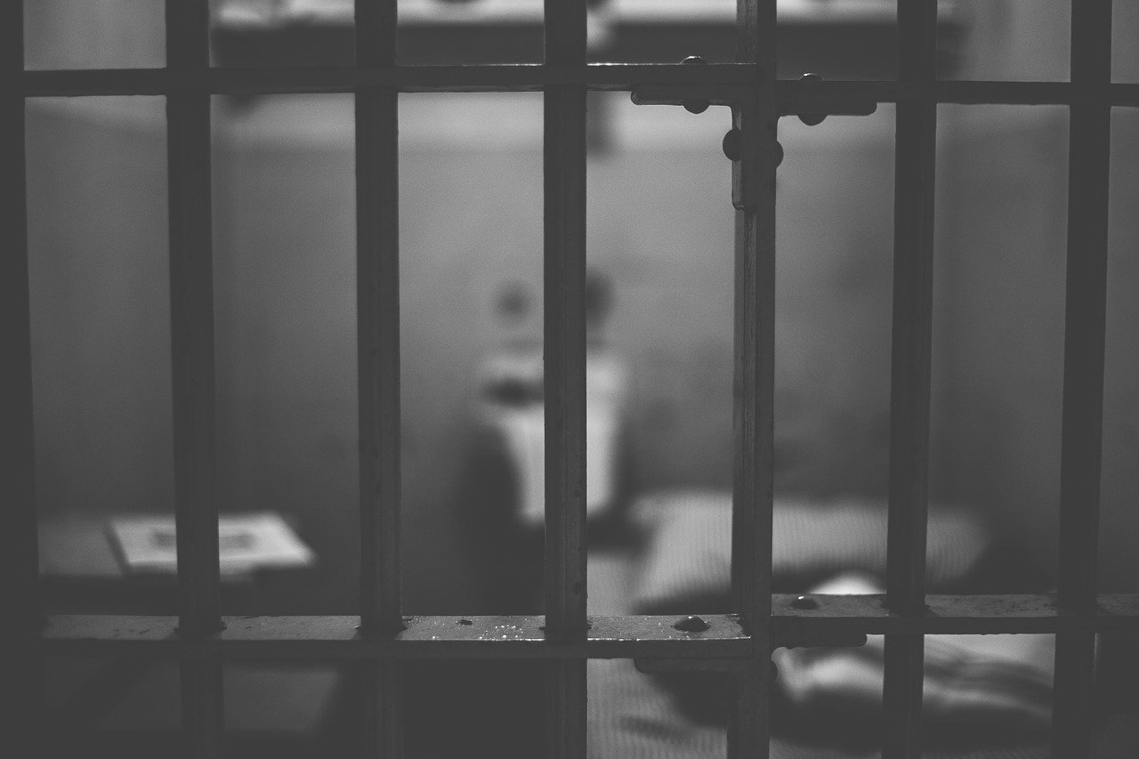 Ingresan en prisión a sujeto que pretendió agredir a su vecina con palo de escoba en Camuy