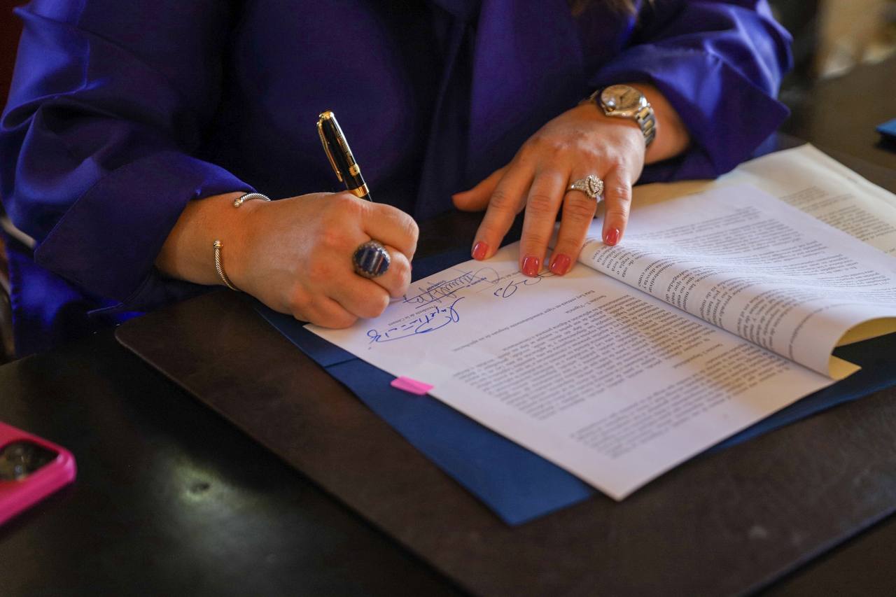 Gobernadora veta 10 medidas, imparte un veto de línea y firma 7