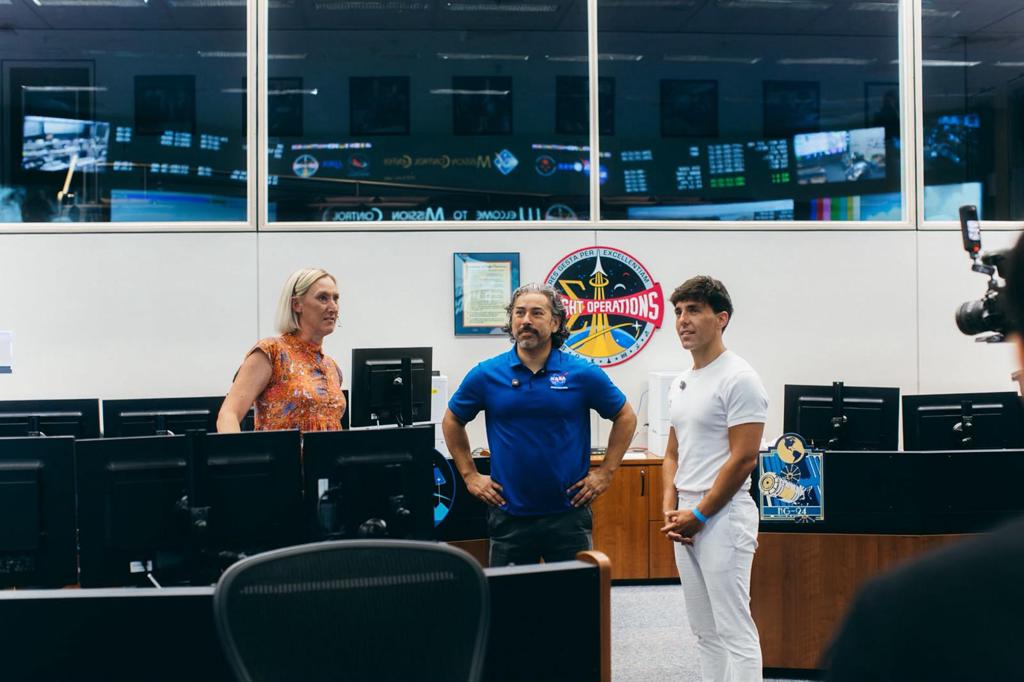 ‘El Mago Pop’ visita las instalaciones de la NASA en Houston
