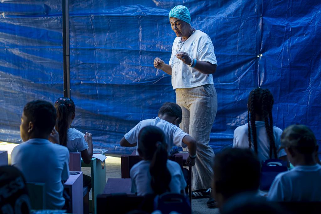 Maestra convierte refugio en una escuela para niños afectados por terremotos en Venezuela