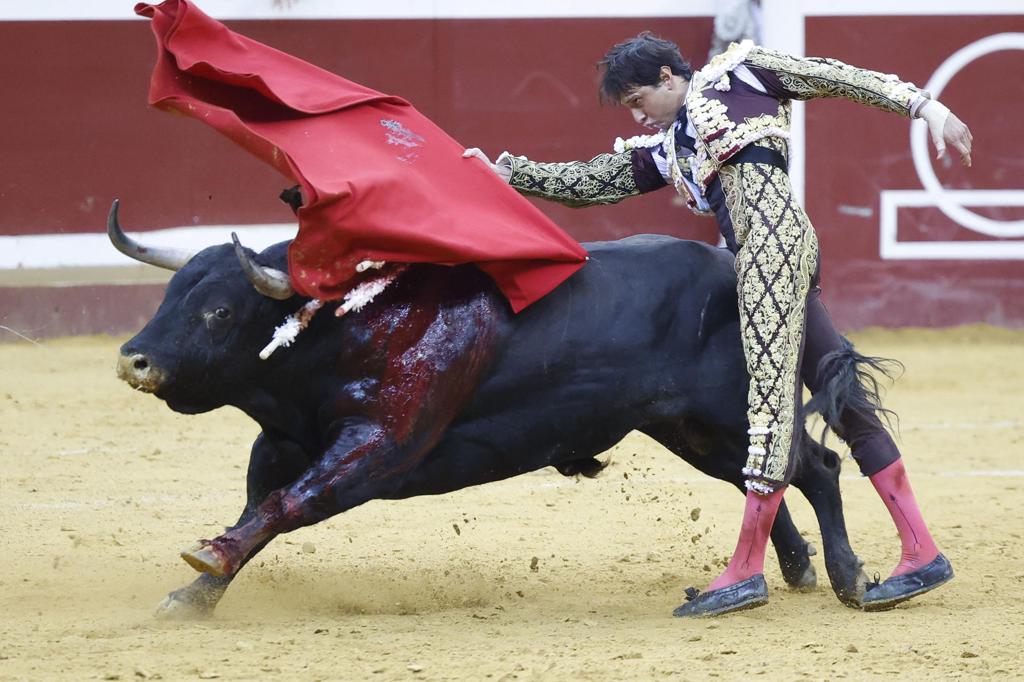 Castella, Talavante y Roca dilatan la intrascendencia en la última de feria