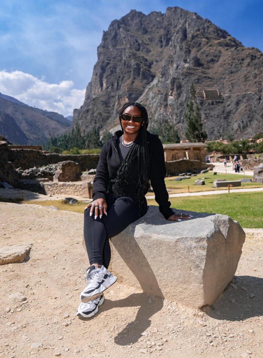 La gimnasta Simone Biles, entre turistas impedidos de llegar a Machu Picchu por incendio