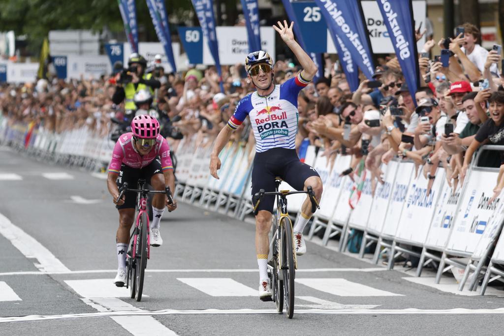 Evenepoel cumple los pronósticos y se impone a Carapaz en su cuarta Clásica San Sebastián