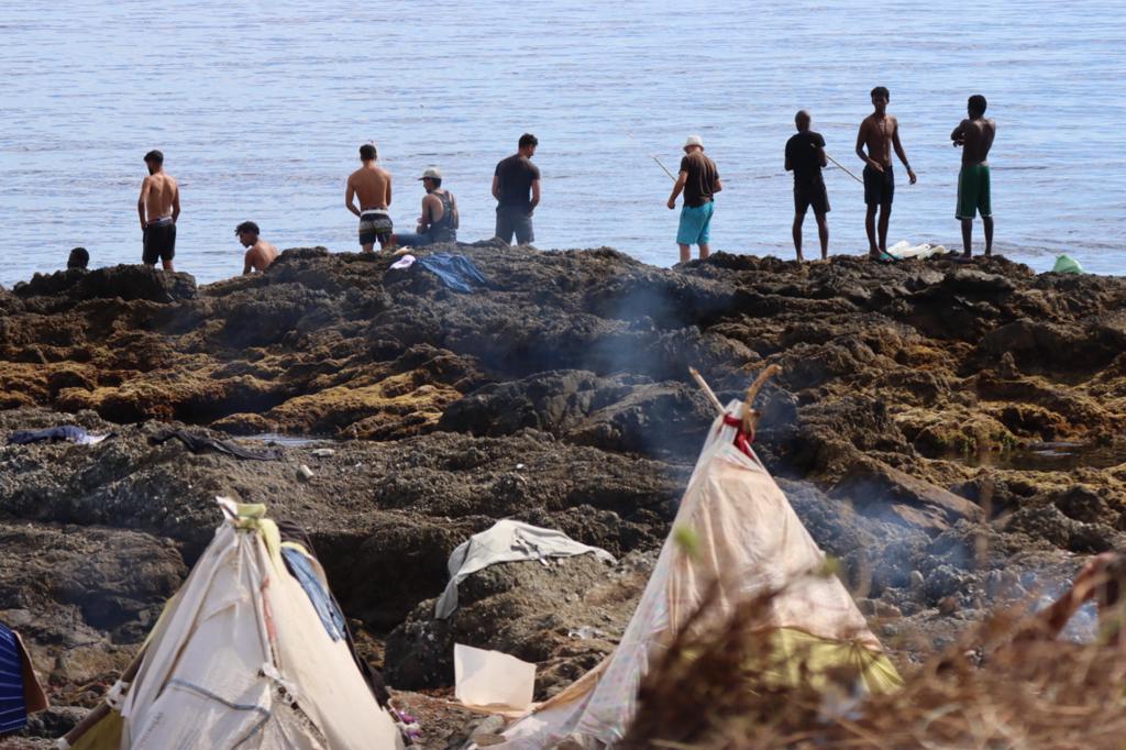 Vecinos suspenden las protestas contra migrantes en Ceuta tras episodios violentos