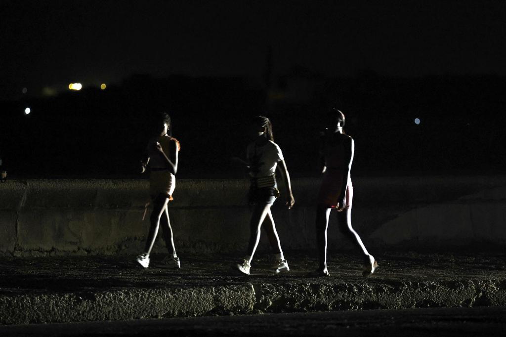 Apagones en Cuba: «Sin luz, sin agua, sin gas&#8230; todo está mal» por la crisis energética