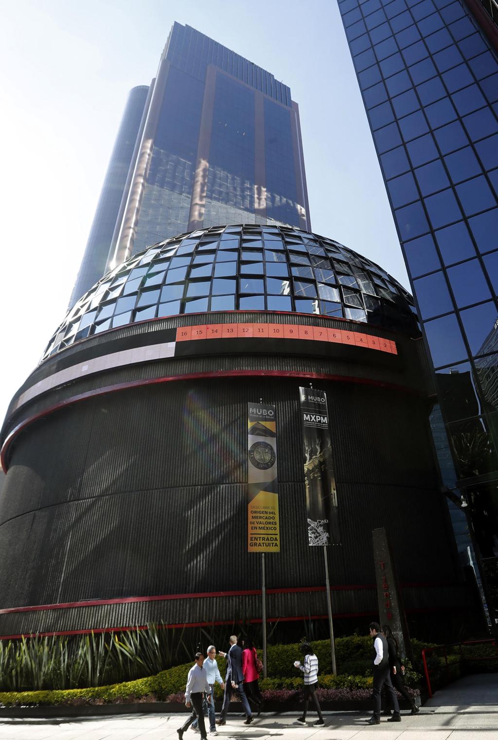 La Bolsa de México gana 1,22 %, en línea con mercados del mundo y sube a 67.290,4 unidades