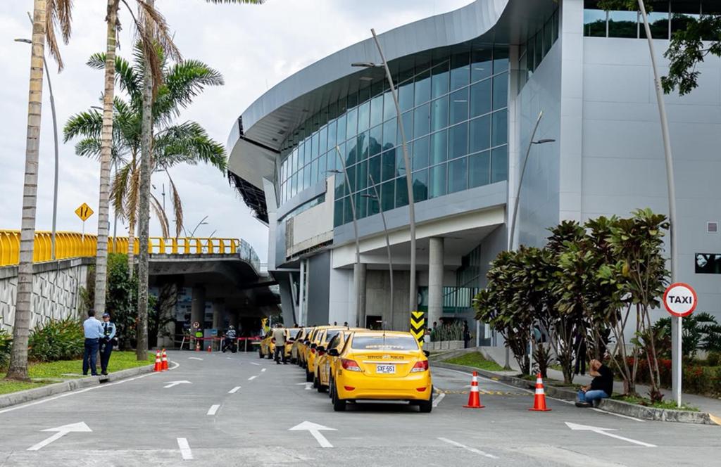 El aeropuerto de Pereira reanuda los vuelos dos semanas después del terremoto en Colombia