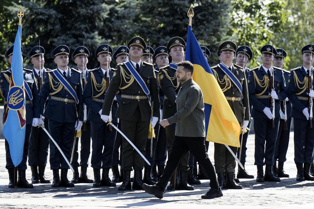 Zelenski plantea un adelanto del crédito de la UE para cubrir el déficit en Defensa