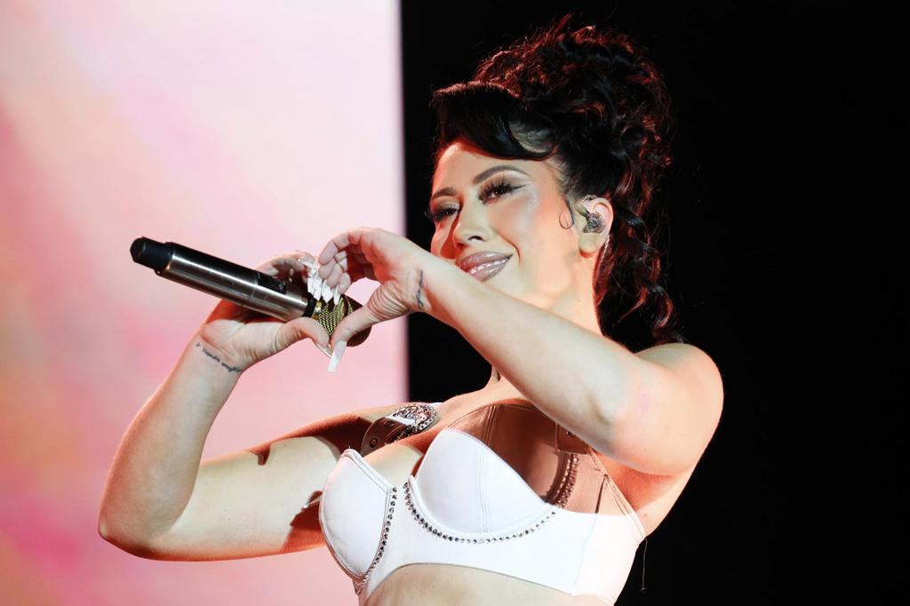 Kali Uchis reparte ayudas en Pereira, dos semanas después del terremoto en Colombia