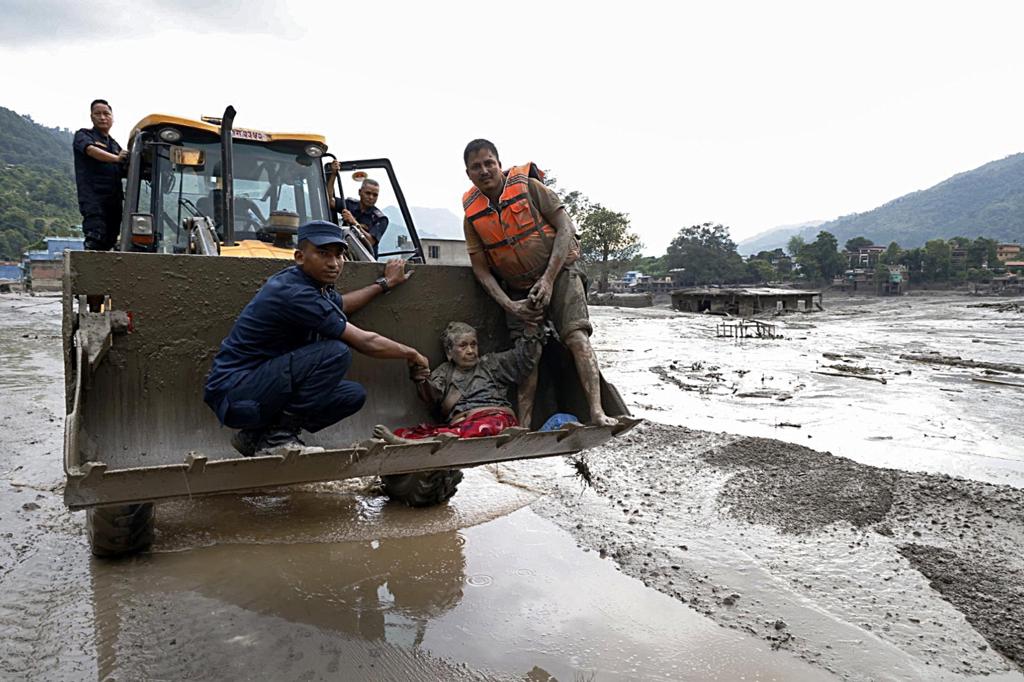 Nepal confirma dos españoles entre los 341 extranjeros desaparecidos tras la riada