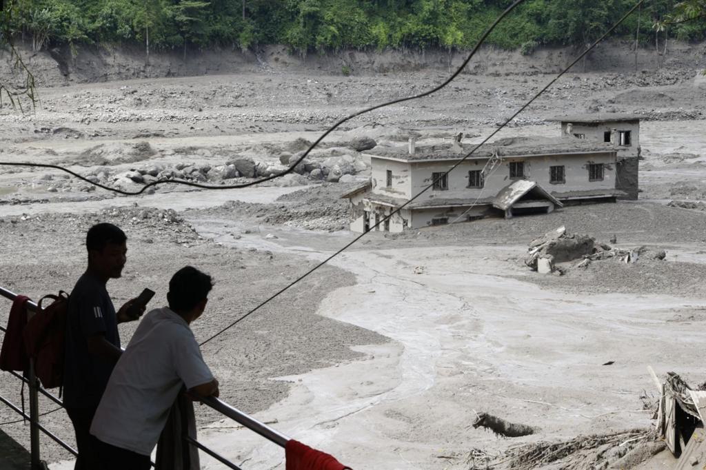 Casi 400 peregrinos quedan sin contacto en Nepal tras una riada en la frontera con China