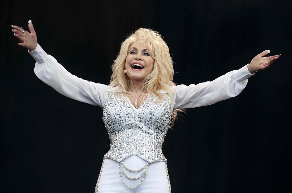 Julio Iglesias lamenta la muerte de Dolly Parton y recuerda la «suerte» de cantar juntos