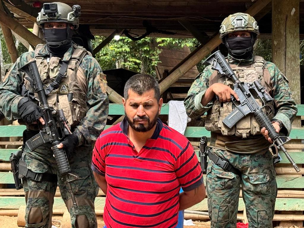 Ecuador detiene a sujeto presuntamente vinculado a un grupo disidente de las FARC