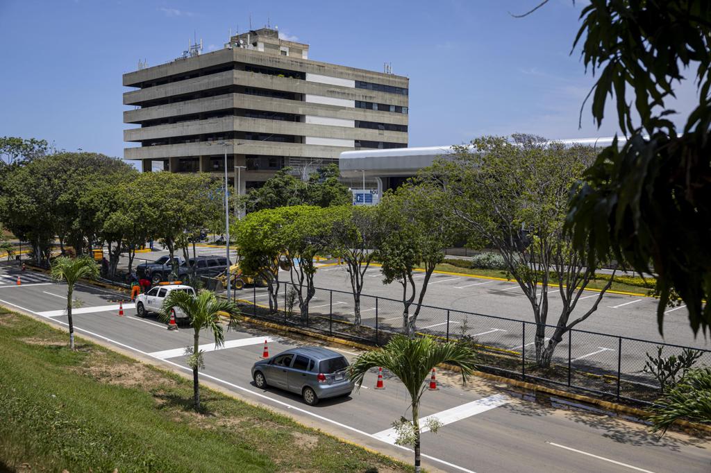 Principal aeropuerto venezolano retomará operaciones en septiembre en terminal temporal