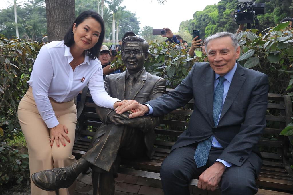 Keiko Fujimori y expresidente ecuatoriano Jamil Mahuad visitan tumba de Alberto Fujimori