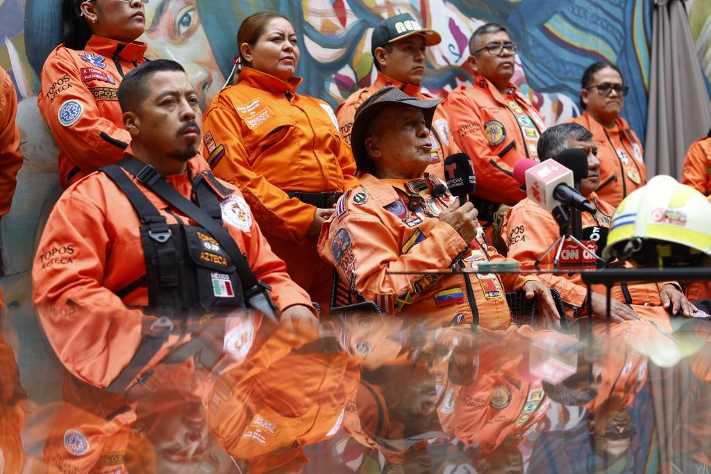 Rescatistas mexicanos «Topos Azteca» desafían la burocracia para salvar vidas en Colombia