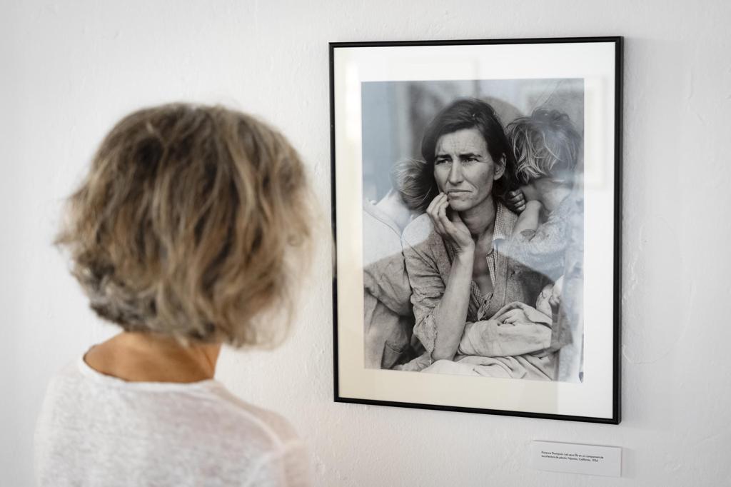 Dorothea Lange y su icónico retrato de Florence Thompson llegan a la Bienal X. Miserachs