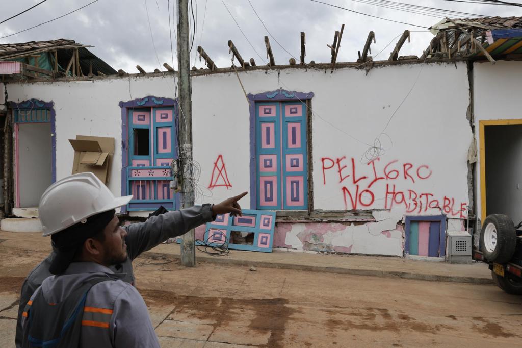El Cairo, pueblo destruido por el terremoto de Colombia, se resiste a perder la esperanza
