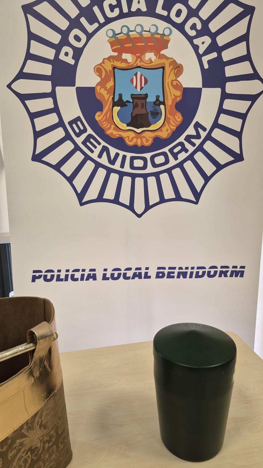 Devuelven a sus propietarios la urna con cenizas encontrada en un supermercado en Benidorm