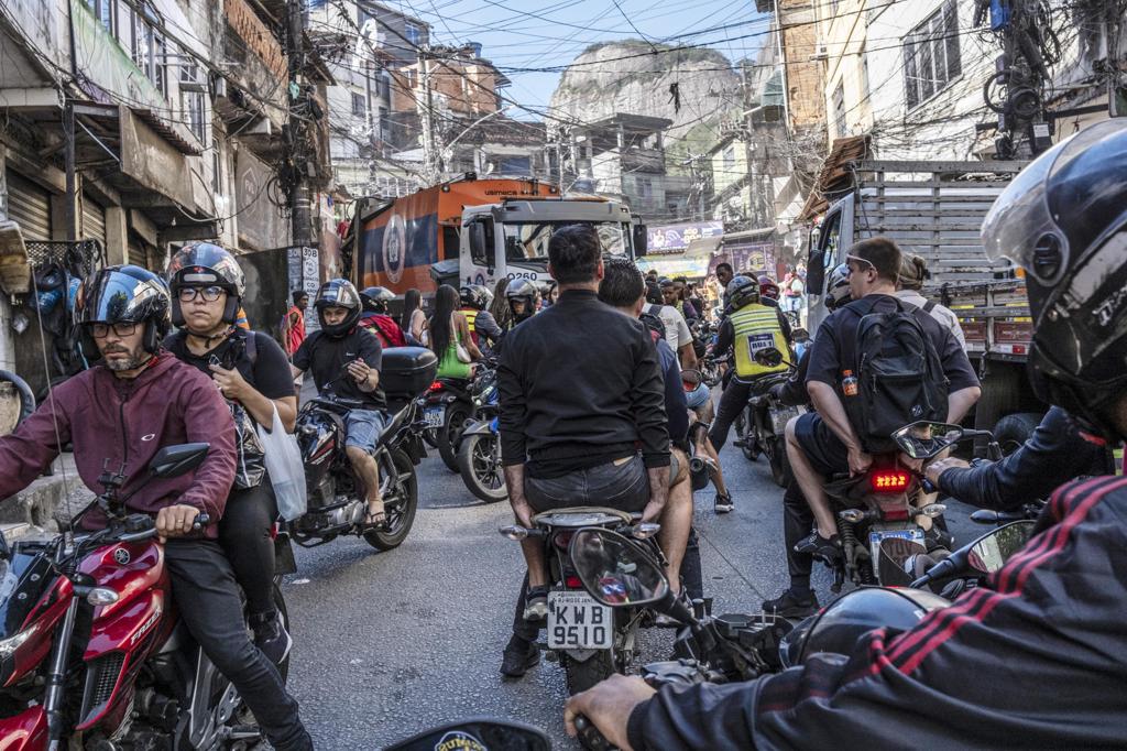 Las mototaxis, el motor que mantiene en movimiento a la mayor favela de Río de Janeiro