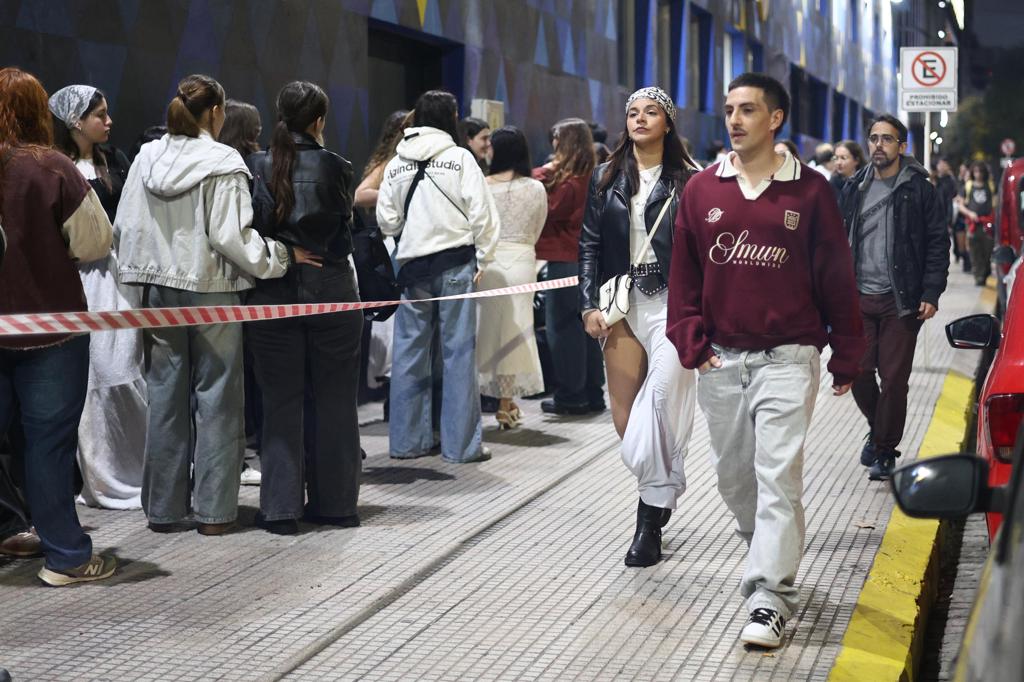 Entre cánticos y brillos, miles de seguidores esperan el debut de Rosalía en Buenos Aires