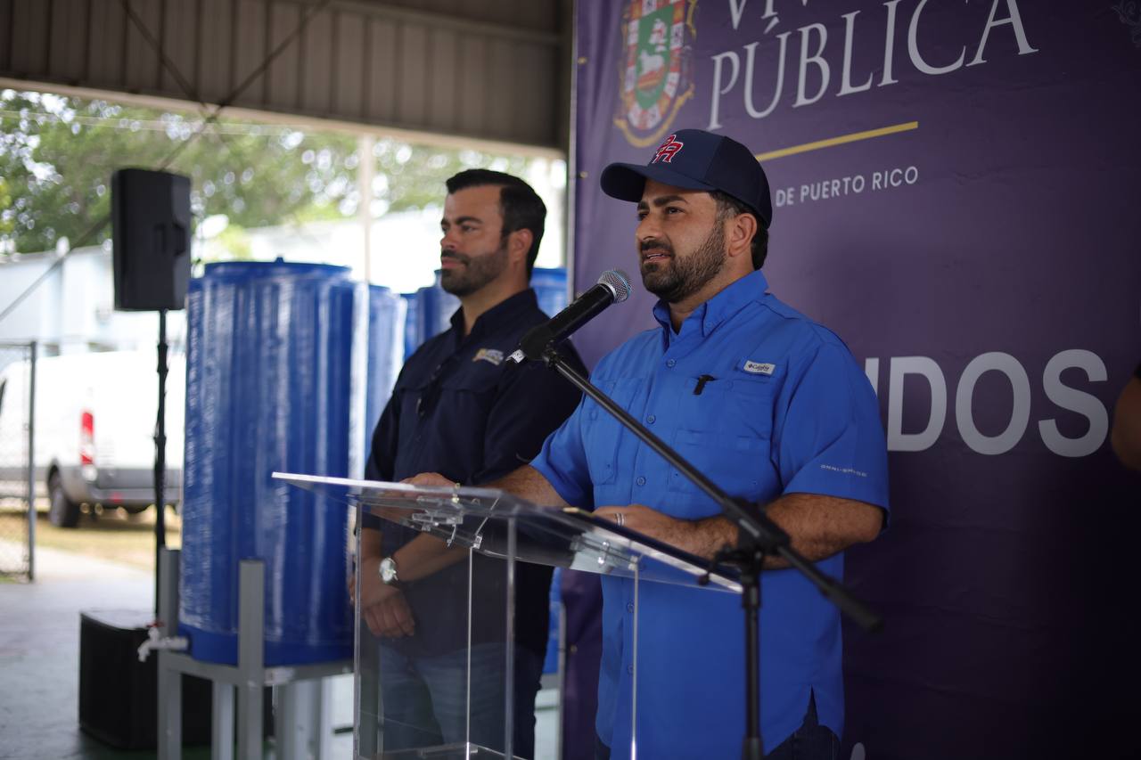 José Yovín entrega cisternas en residenciales públicos