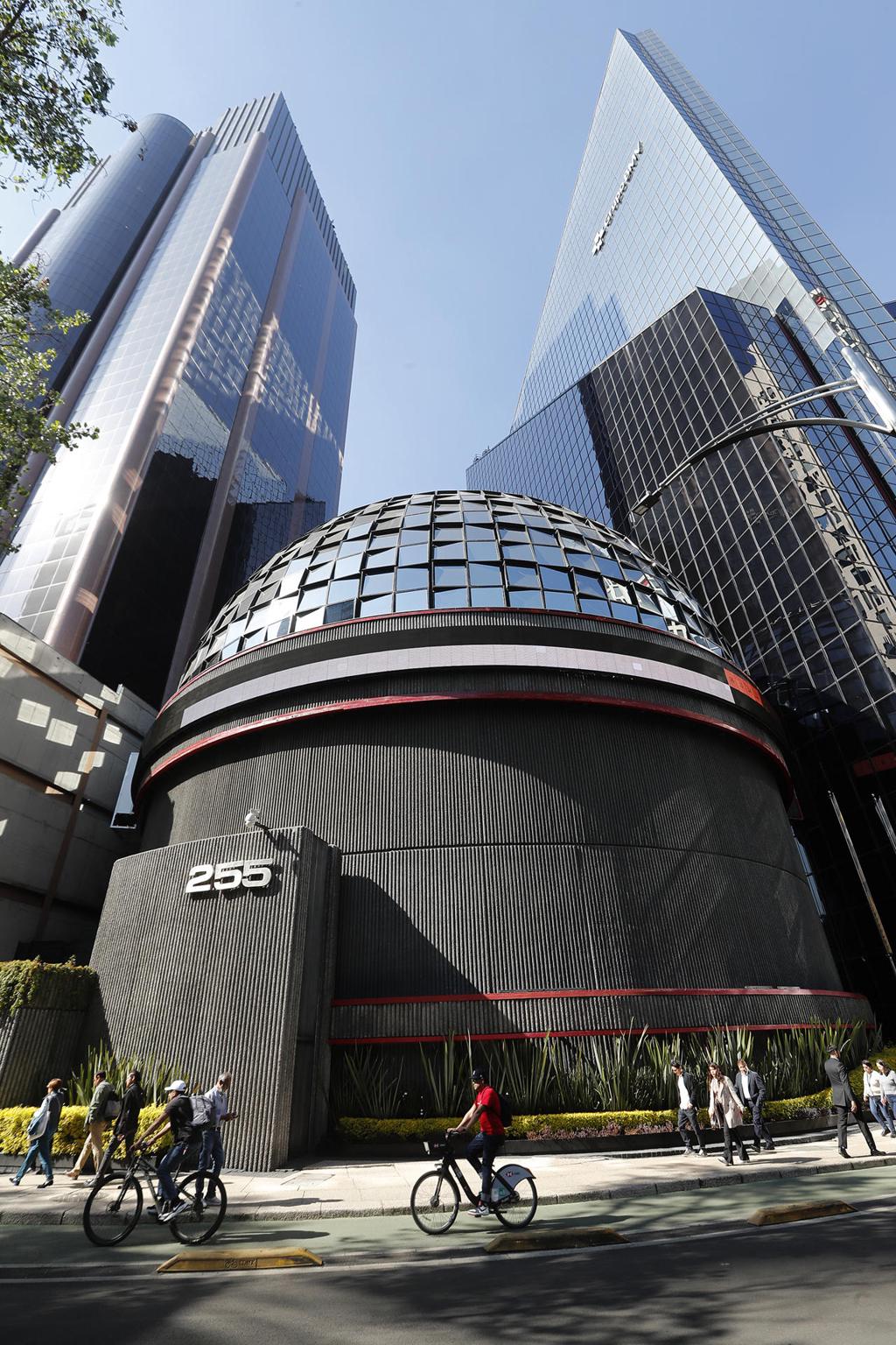 La Bolsa mexicana pierde 0,07 % tras repunte semanal y se posiciona en 64.944,41 unidades