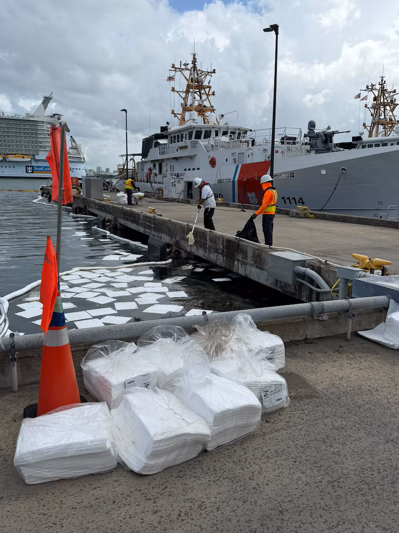 Guardia Costera supervisa trabajos de limpieza de derrame de diesel en sus facilidades en San Juan