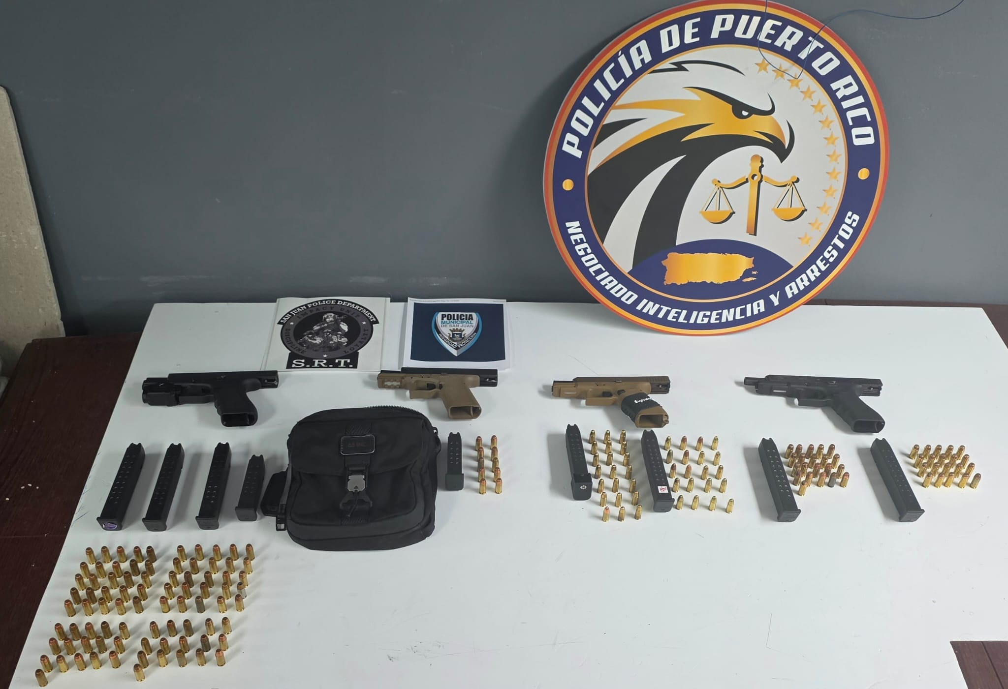 Operativo en San Juan culmina con multas de $43, 500 y el hallazgo de cuatro armas de fuego