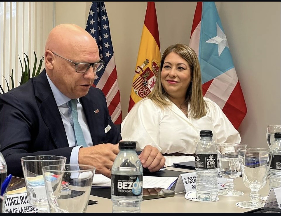 Ojo federal a un viaje a España y un contrato por más de $350,000 en el Departamento de la Familia