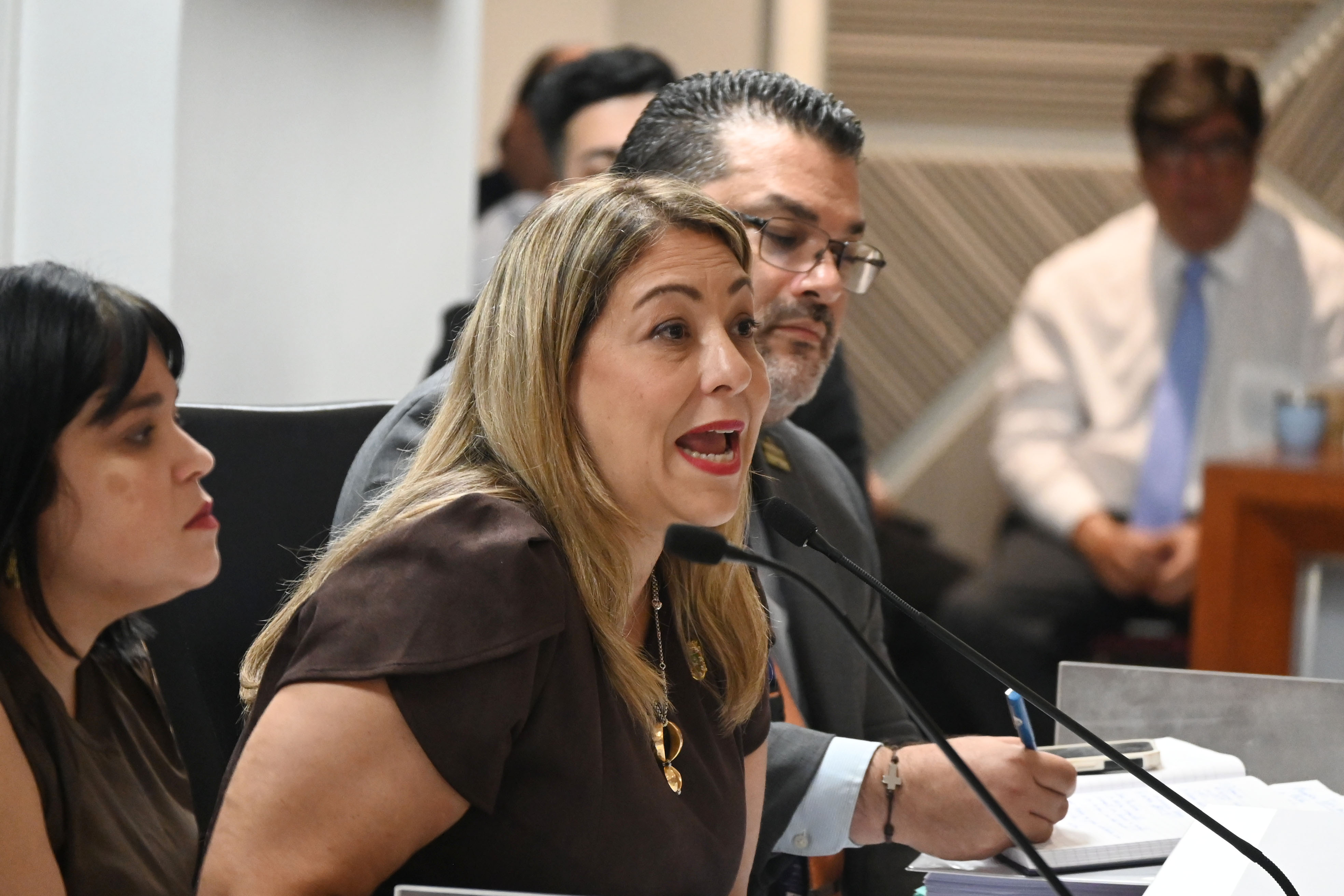 Senado exige los papeles: bajo lupa el viaje de Roig a España y contrato con SAMU