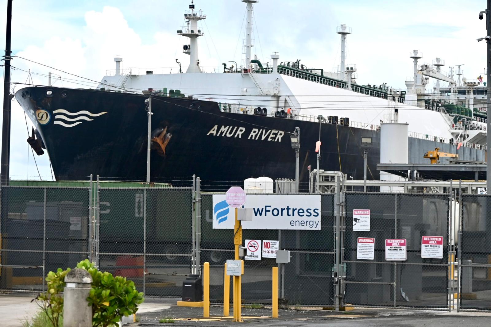 Amur River llega a muelle seguro en la bahía de San Juan