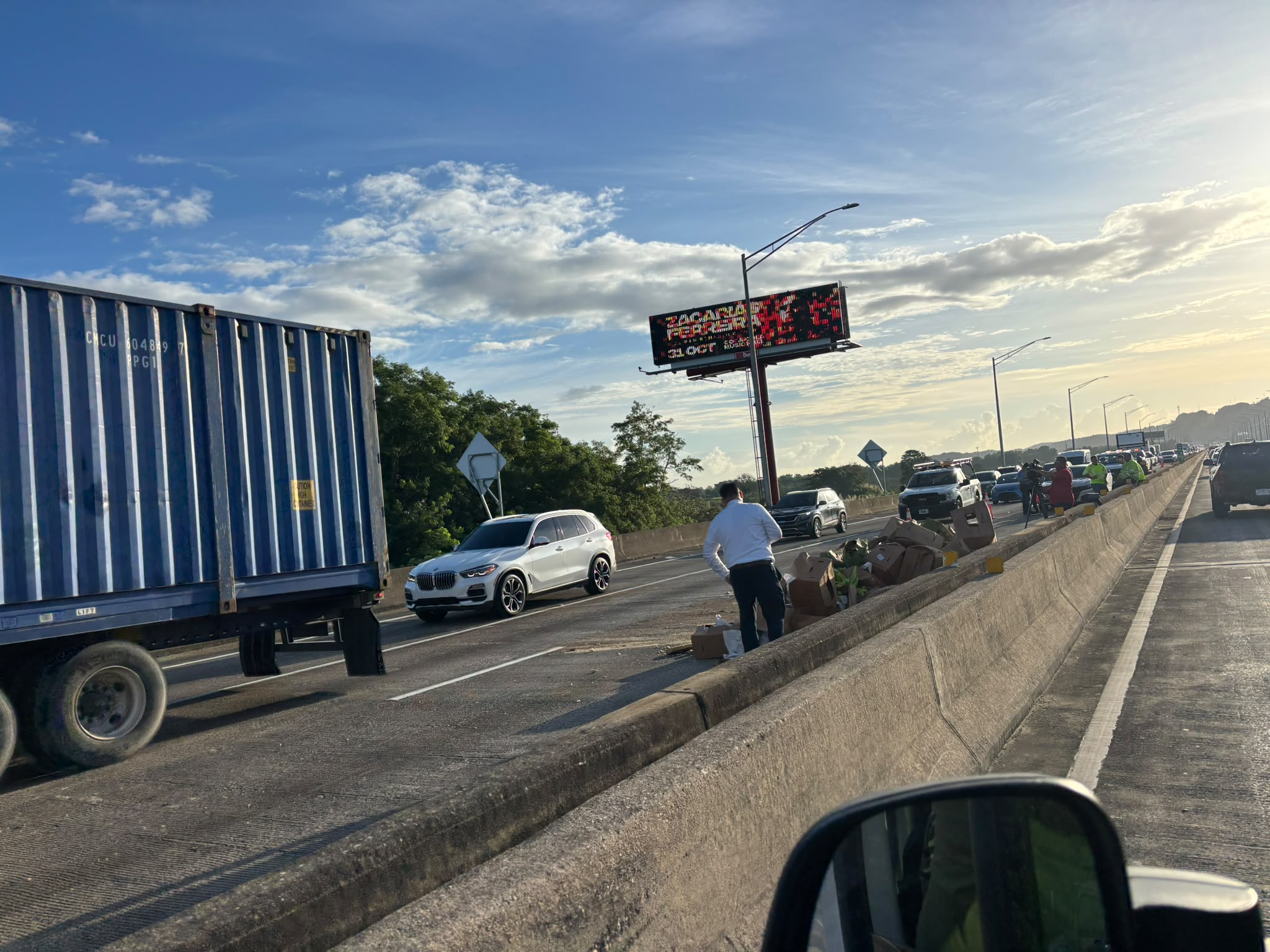 Remueven camión volcado en expreso PR-22