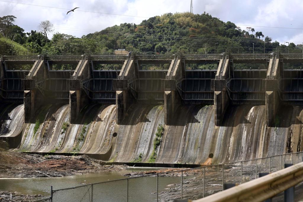 Abren una compuerta grande de la represa Carraízo por alcanzar el nivel de desborde