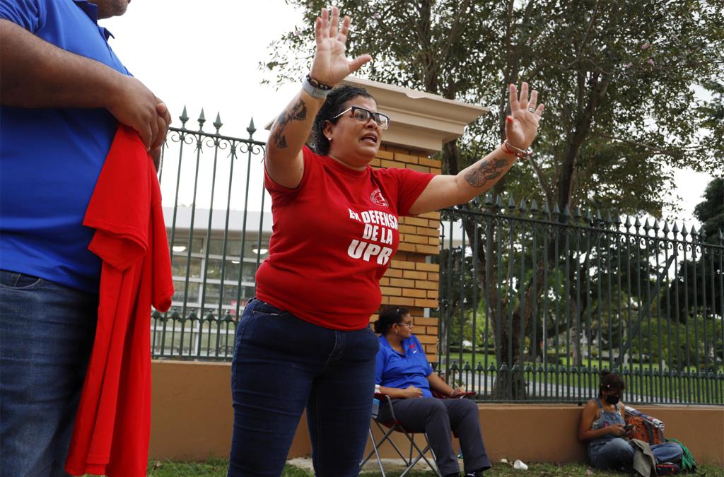 Empleados no docentes de la UPR se manifiestan en reclamo de mejoras laborales