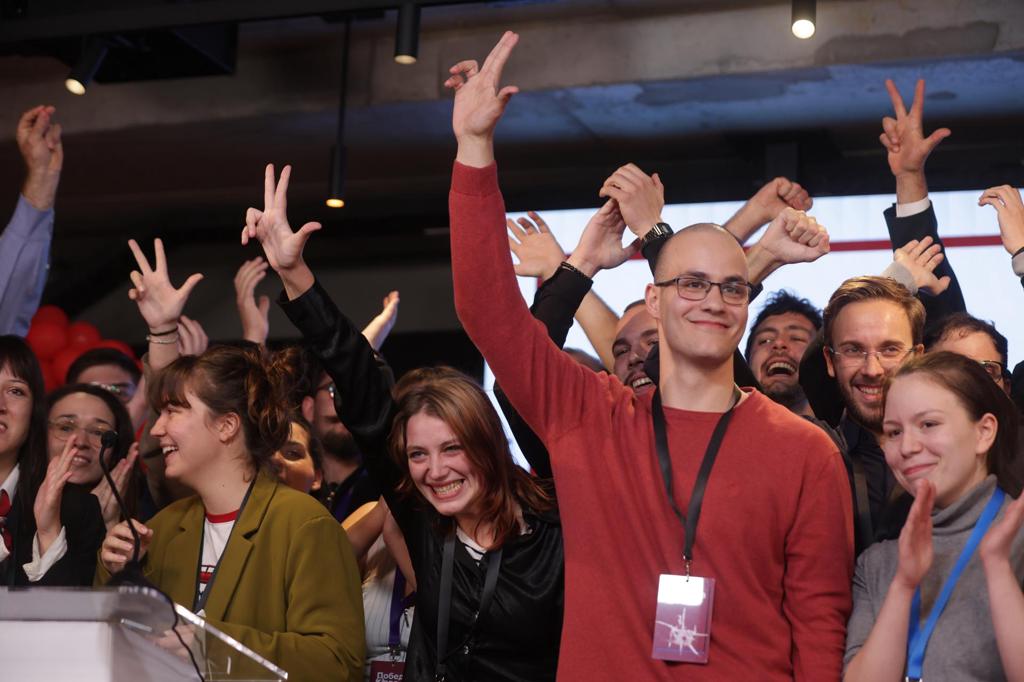 La oposición gana las elecciones en Serbia y aparta al populista Vucic del poder