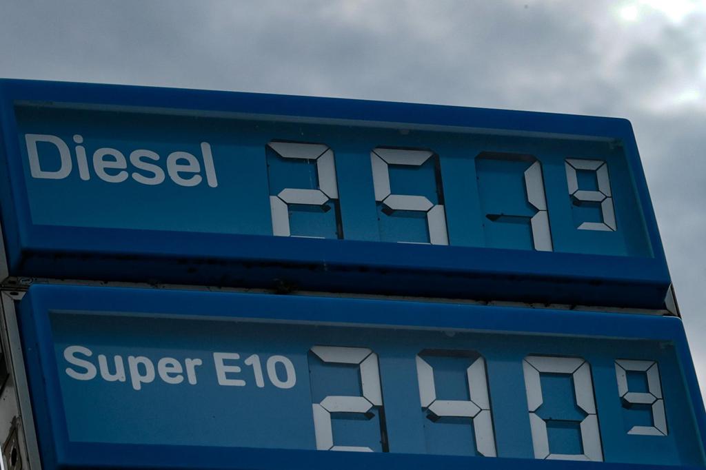 La demanda mundial de petróleo caerá en 2026 y repuntará parcialmente en 2027 según la AIE