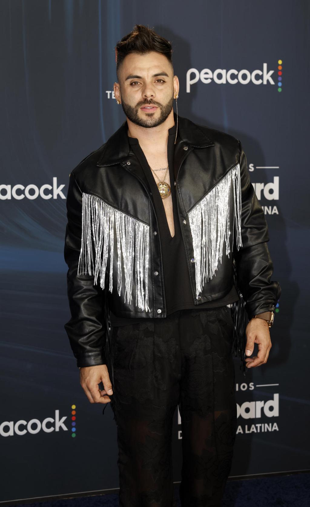 La pedrería y los cortes clásicos destacan en la alfombra azul de los Billboard latinos